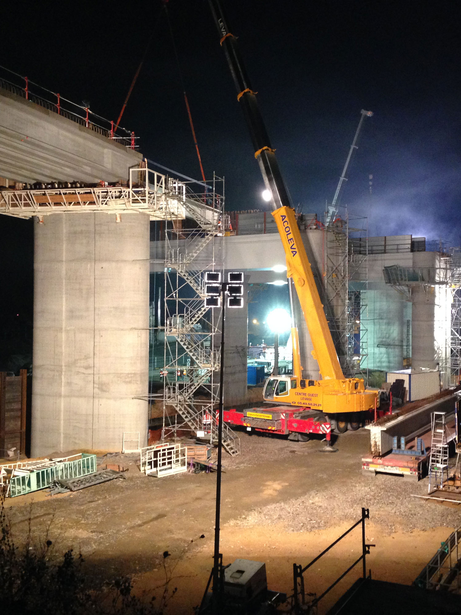 Grue de levage 220 T en intervention de nuit