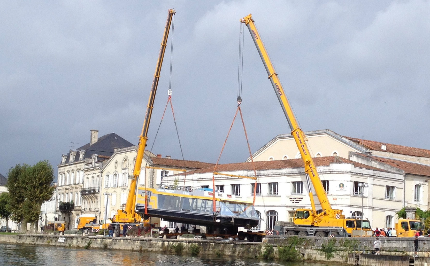 Grue de levage 100 T - levage de péniche