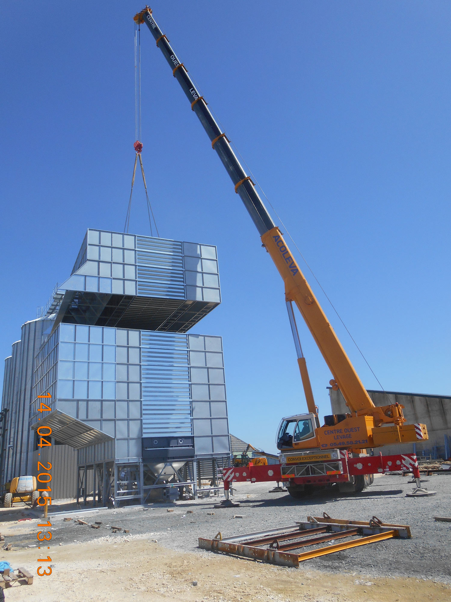 Louer une grue de levage 80 T avec opérateur - Acoleva